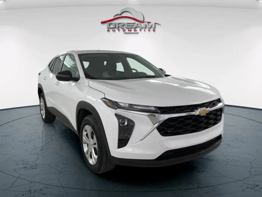 2025 Chevrolet Trax LS photo 1