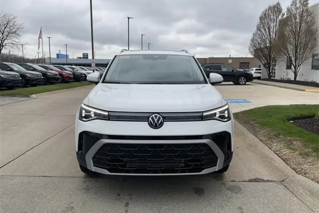 2025 Volkswagen Taos SEL photo 1