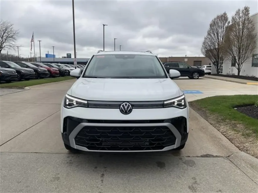 2025 Volkswagen Taos SEL photo 1