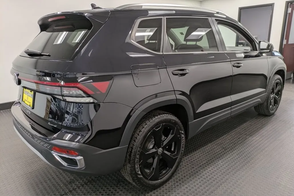 2025 Volkswagen Taos SEL photo 1