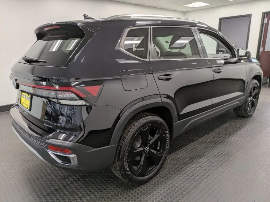 2025 Volkswagen Taos SEL photo 1