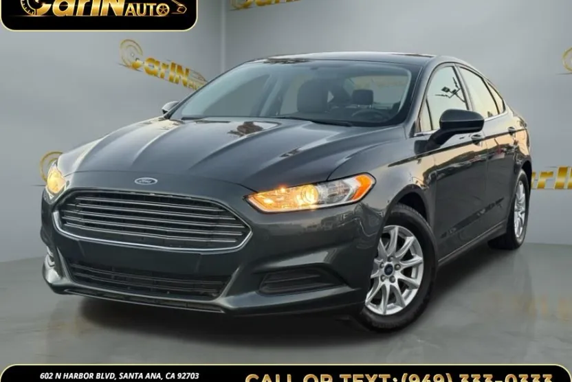 2016 Ford Fusion S photo 1