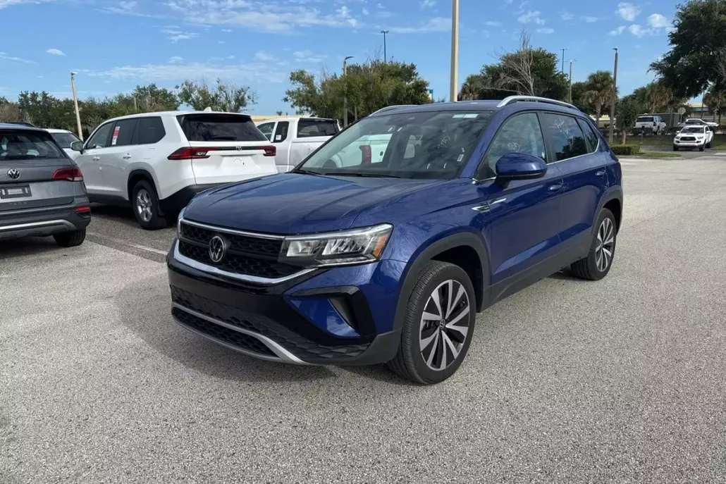 2024 Volkswagen Taos SE photo 1