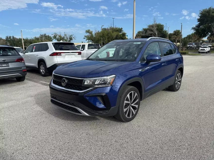 2024 Volkswagen Taos SE photo 1