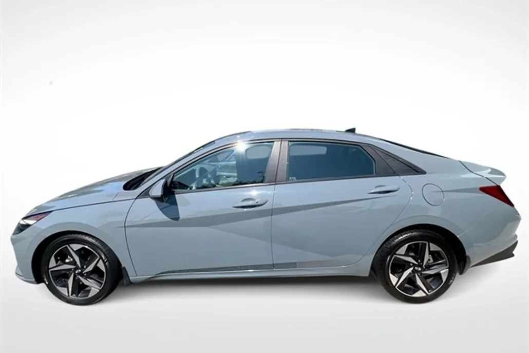 2023 Hyundai Elantra SEL photo 1
