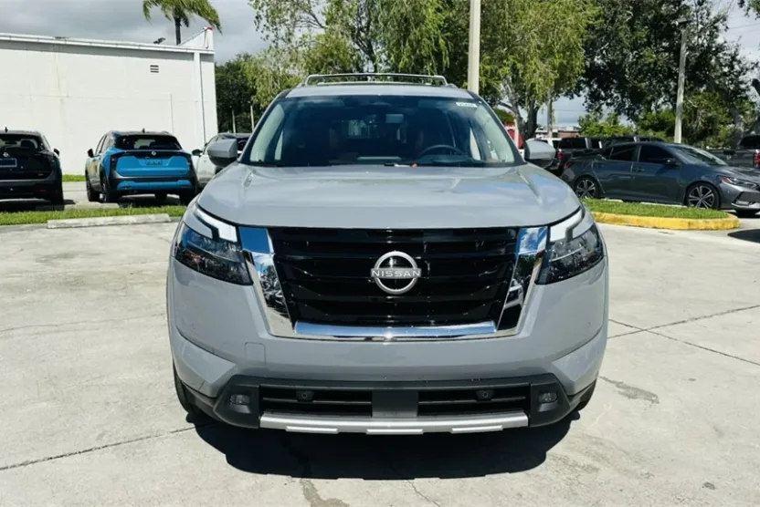 2025 Nissan Pathfinder Platinum photo 1