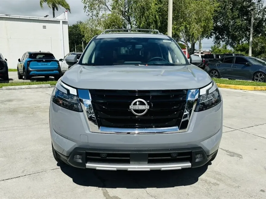2025 Nissan Pathfinder Platinum photo 1