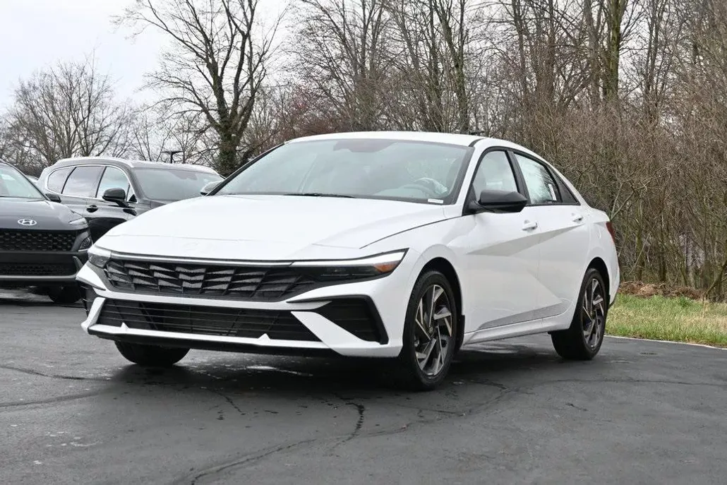 2025 Hyundai Elantra SEL Sport photo 1