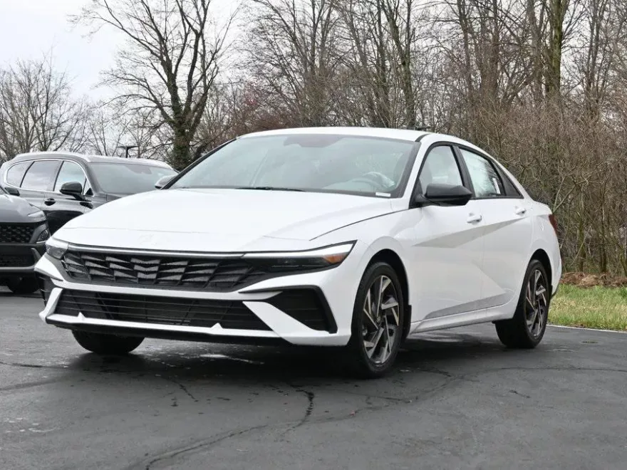 2025 Hyundai Elantra SEL Sport photo 1