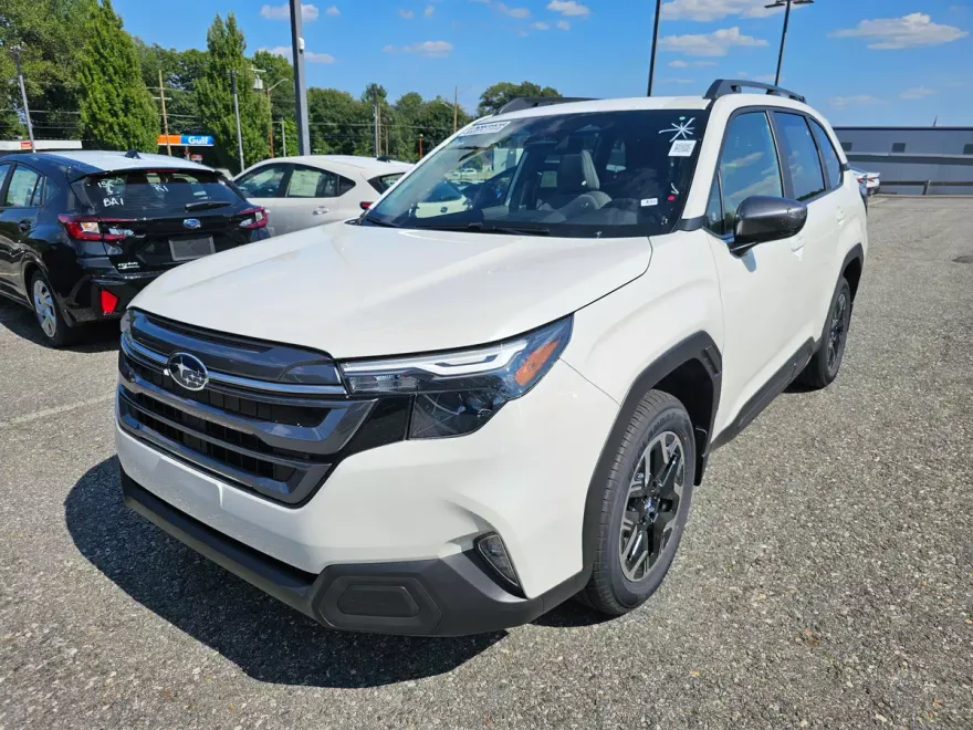 2025 Subaru Forester Premium photo 1