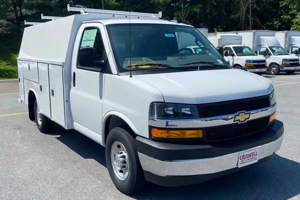 2025 Chevrolet Express 3500 Work Van Cutaway photo 1