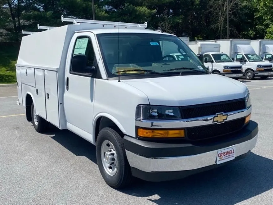 2025 Chevrolet Express 3500 Work Van Cutaway photo 1
