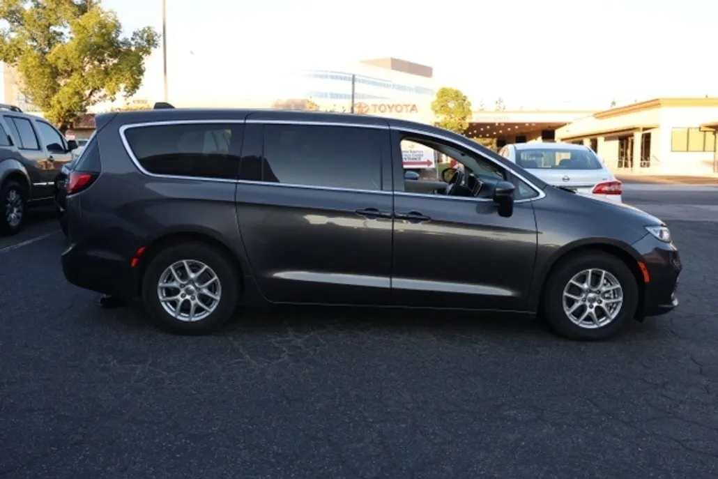 2023 Chrysler Pacifica Touring L photo 1
