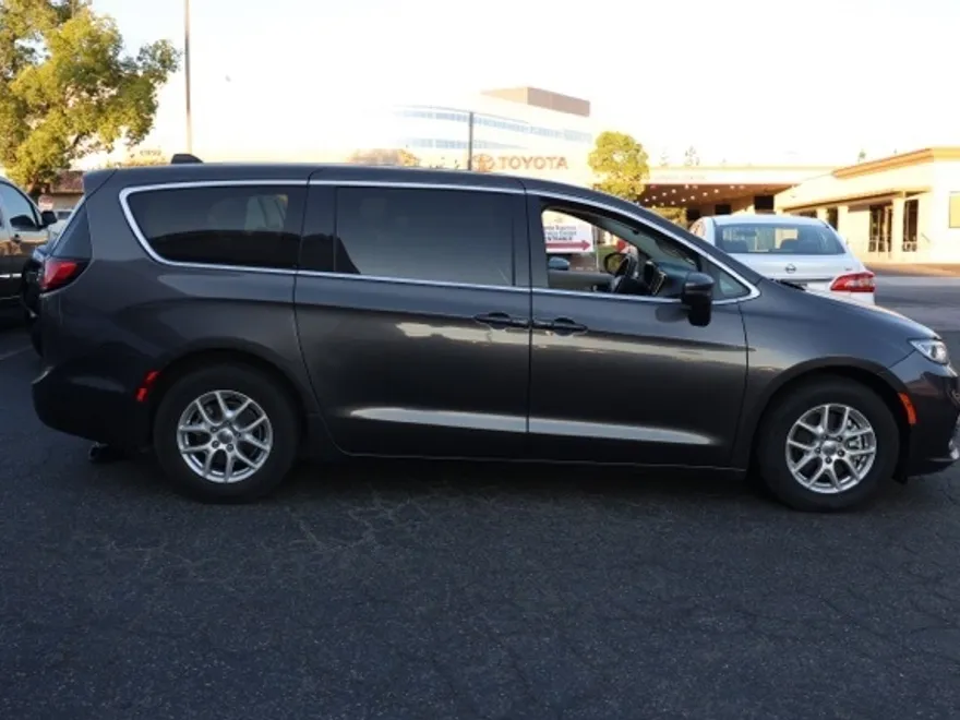 2023 Chrysler Pacifica Touring L photo 1