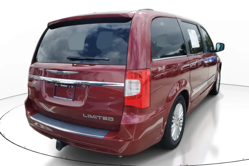 2012 Chrysler Town & Country Limited photo 1
