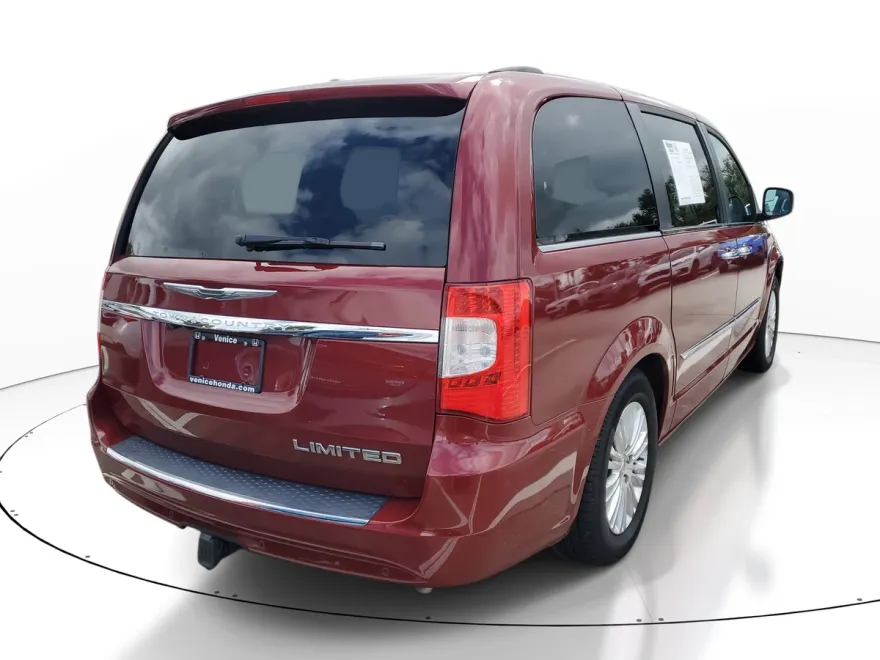 2012 Chrysler Town & Country Limited photo 1