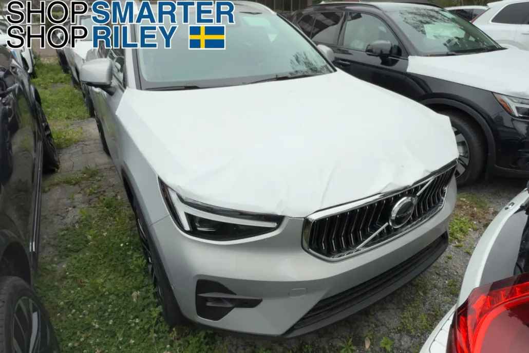 2025 Volvo XC40 photo 1