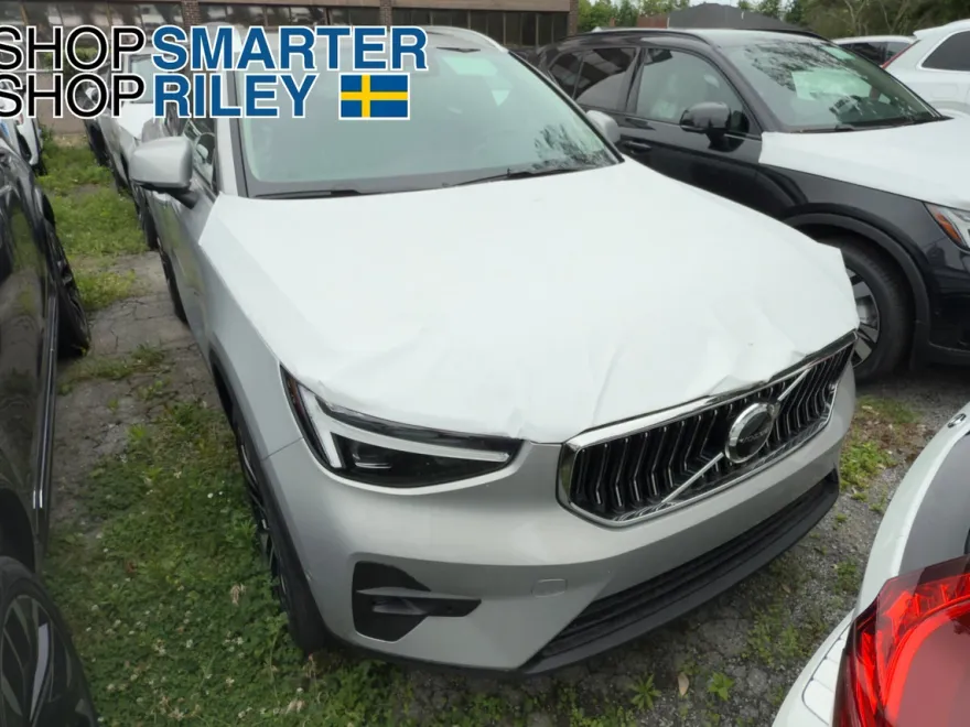 2025 Volvo XC40 photo 1