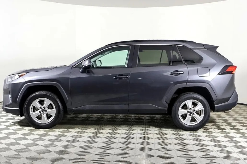 2020 Toyota RAV4 XLE photo 1