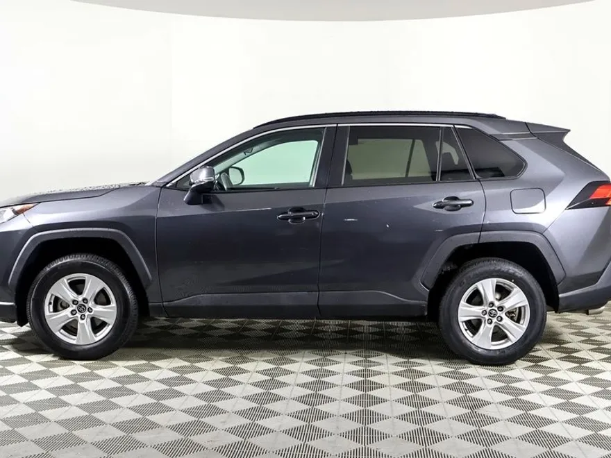 2020 Toyota RAV4 XLE photo 1