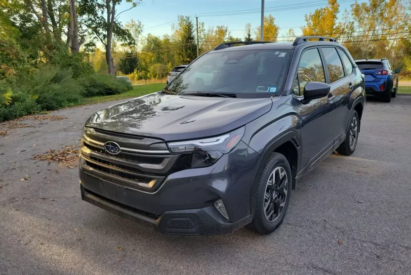 2025 Subaru Forester Premium Base photo 1