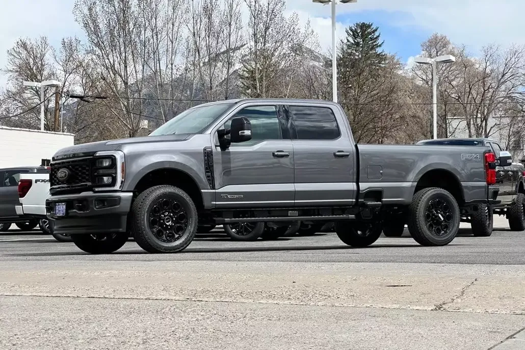 2025 Ford F-350 Lariat photo 1