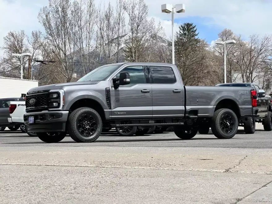 2025 Ford F-350 Lariat photo 1