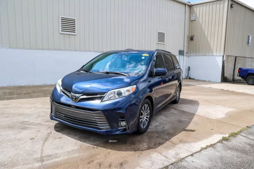 2019 Toyota Sienna XLE Limited photo 1
