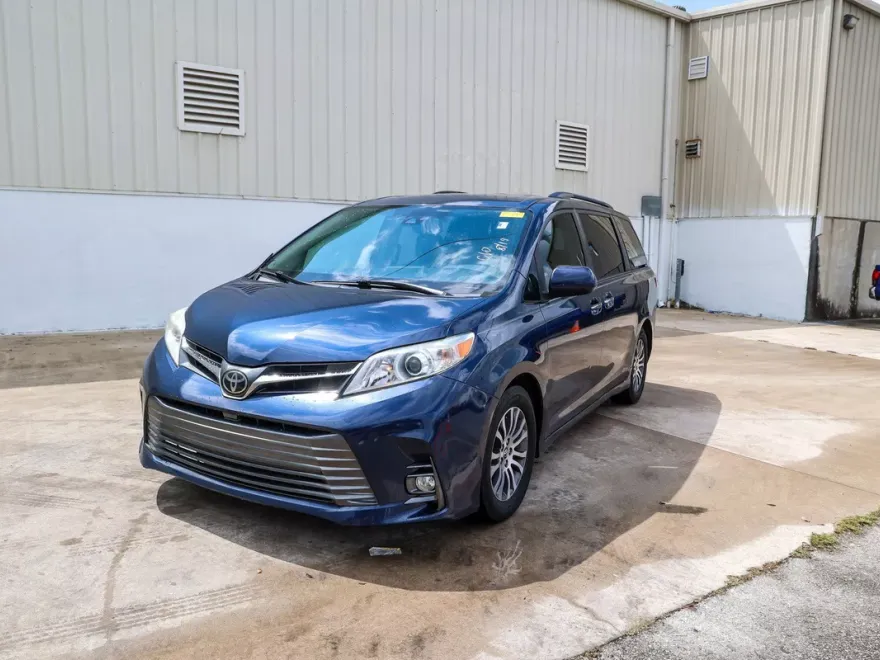 2019 Toyota Sienna XLE Limited photo 1