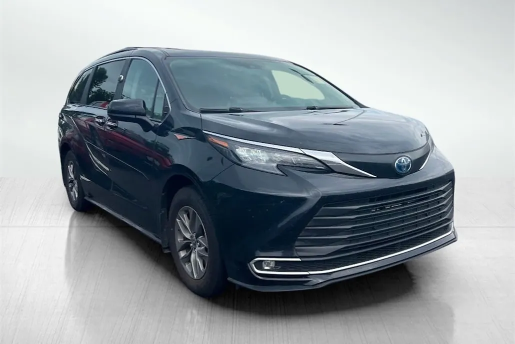 2024 Toyota Sienna XLE photo 1