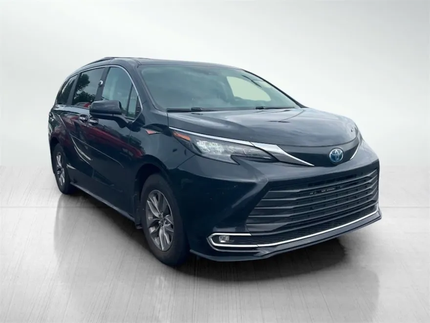 2024 Toyota Sienna XLE photo 1