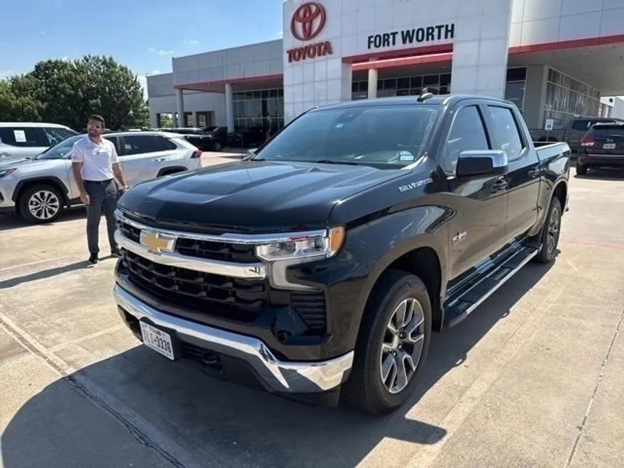 2023 Chevrolet Silverado 1500 LT photo 1