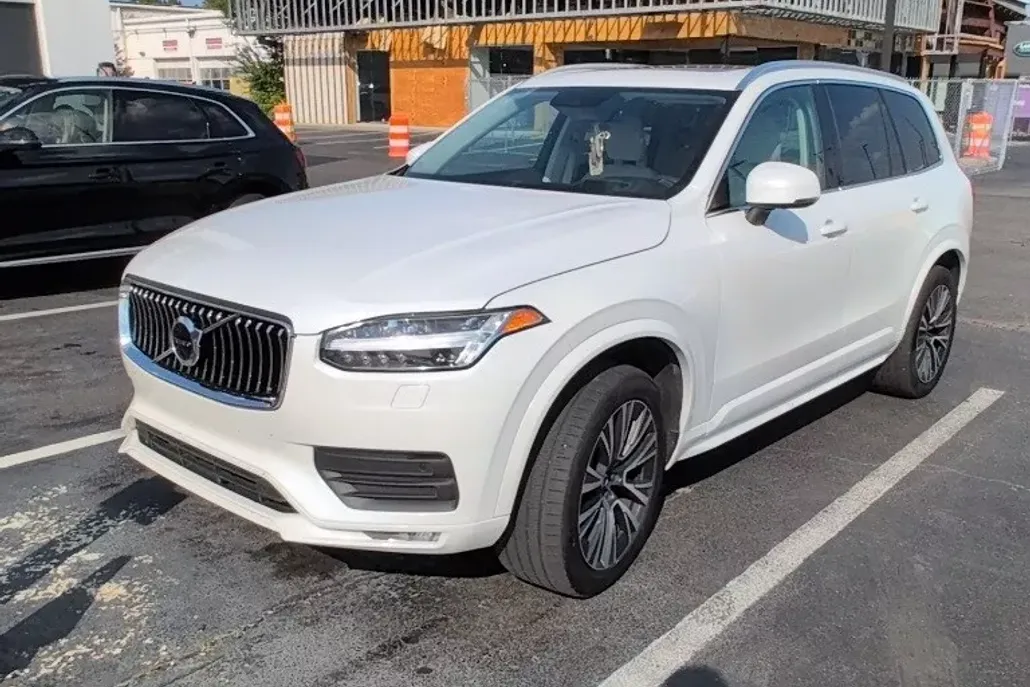 2022 Volvo XC90 T6 Momentum photo 1