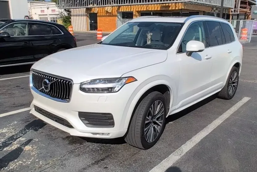 2022 Volvo XC90 T6 Momentum photo 1