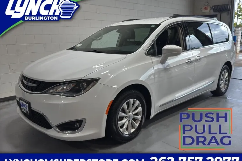 2017 Chrysler Pacifica Touring L photo 1