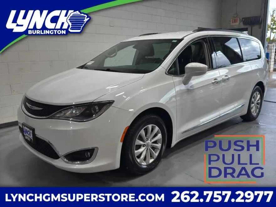 2017 Chrysler Pacifica Touring L photo 1