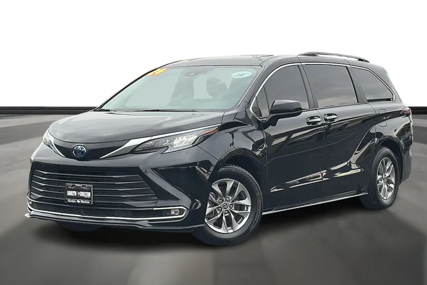 2024 Toyota Sienna XLE photo 1