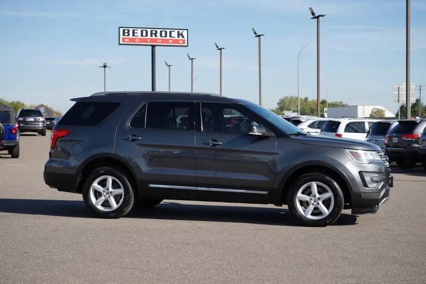 2017 Ford Explorer XLT photo 1