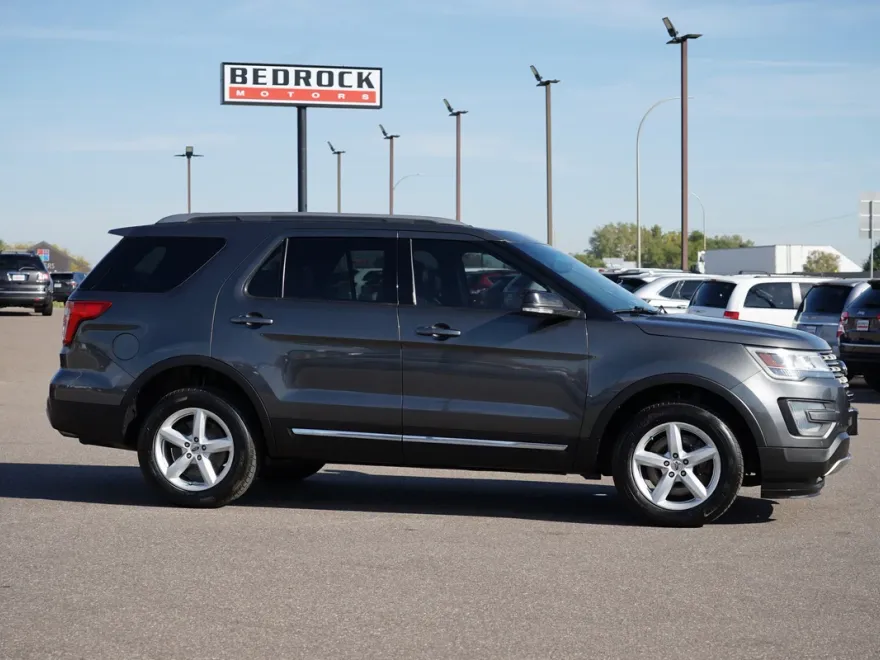 2017 Ford Explorer XLT photo 1