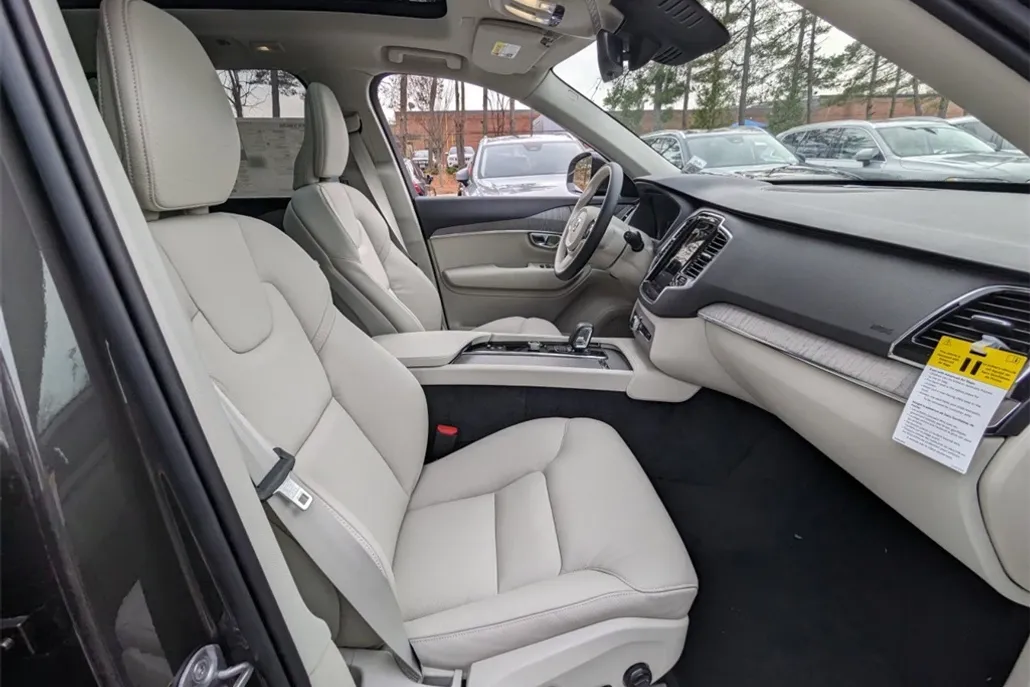 2025 Volvo XC90 T8 Plus photo 1
