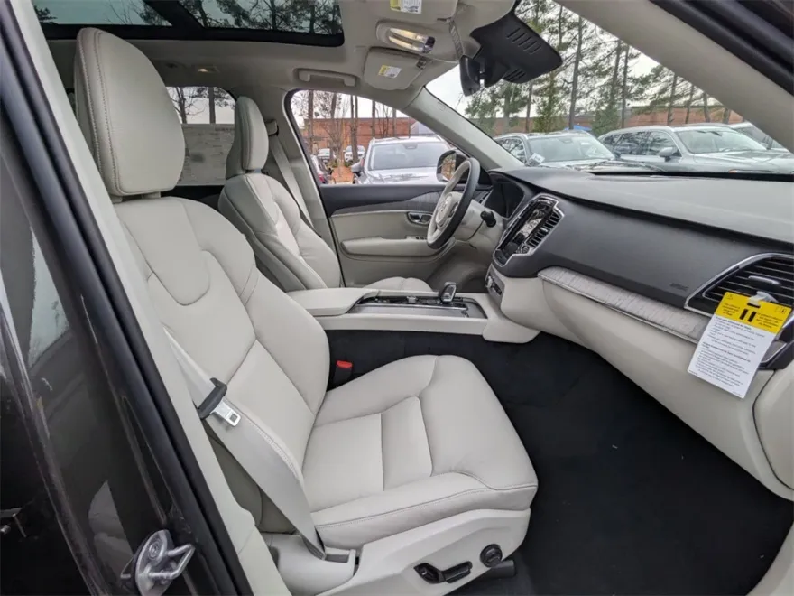 2025 Volvo XC90 T8 Plus photo 1