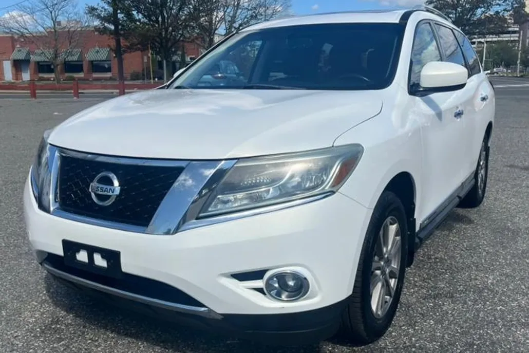 2013 Nissan Pathfinder SV photo 1