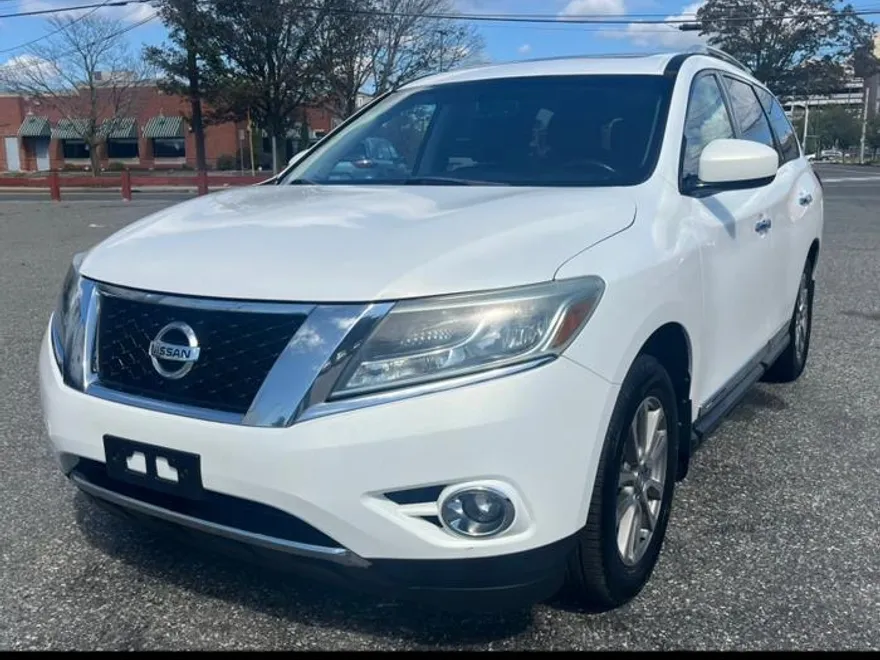 2013 Nissan Pathfinder SV photo 1
