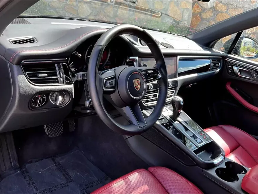 2024 Porsche Macan T photo 1