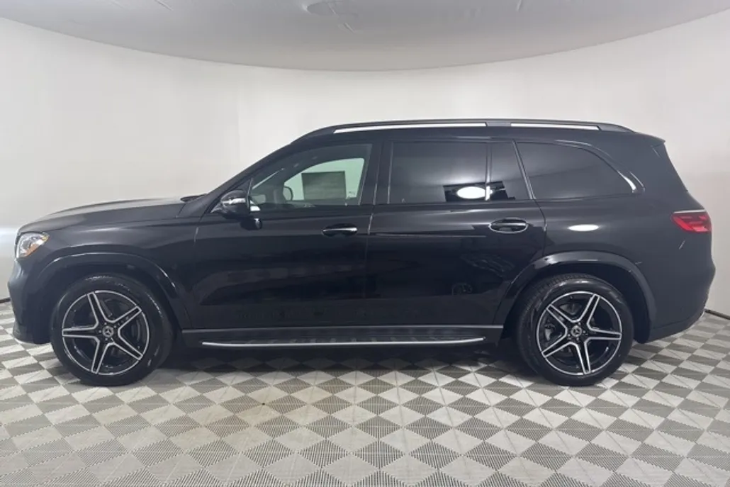 2026 Mercedes Benz GLS 450 4MATIC photo 1