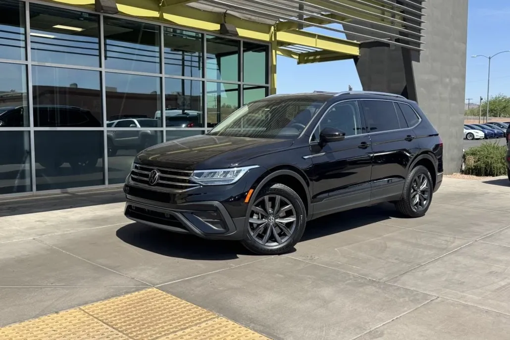 2023 Volkswagen Tiguan SE photo 1