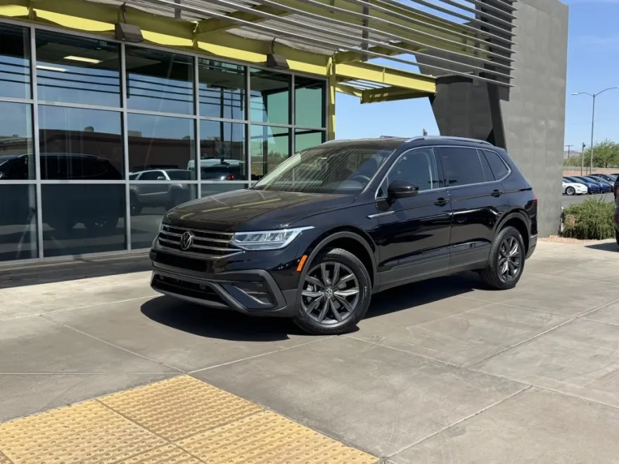 2023 Volkswagen Tiguan SE photo 1