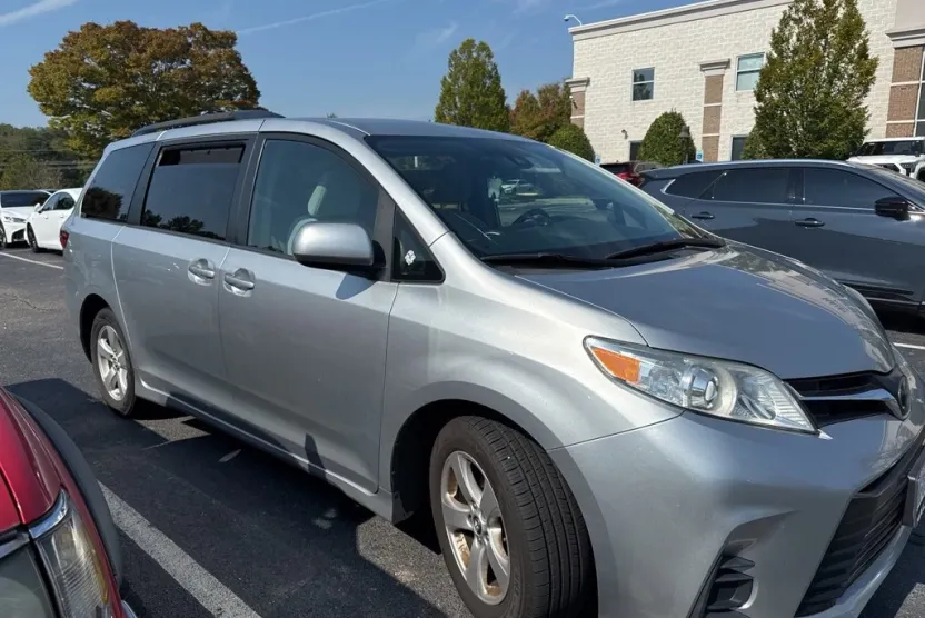 2020 Toyota Sienna LE photo 1