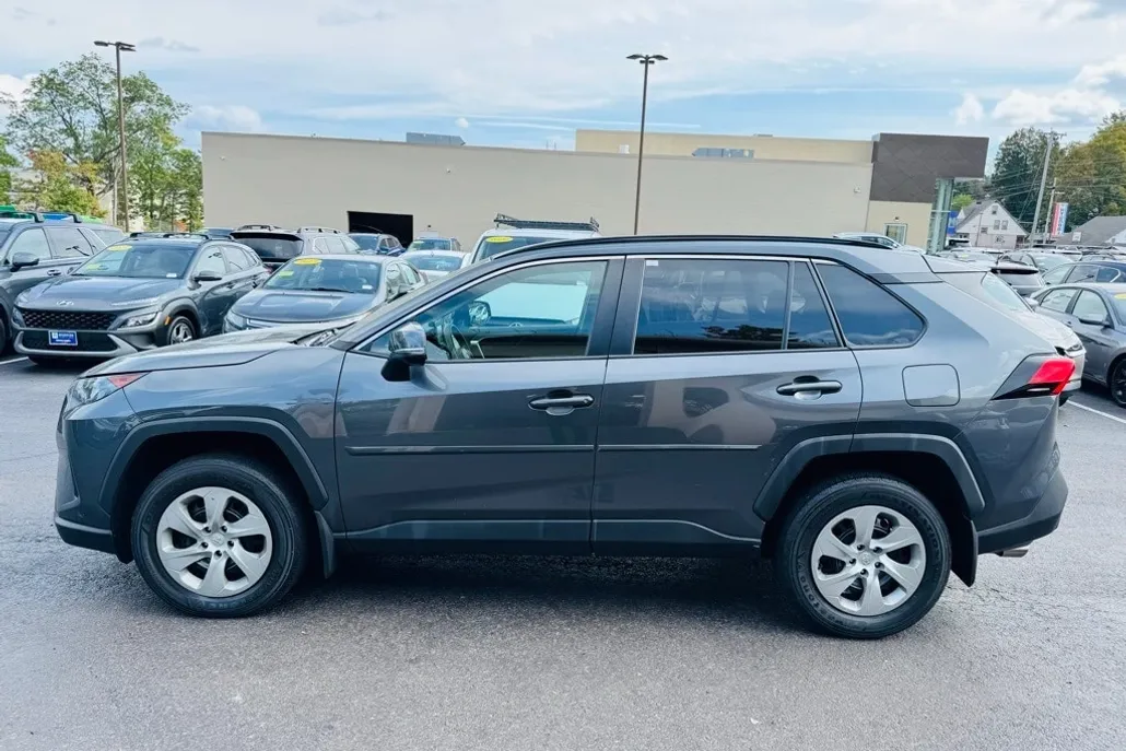 2021 Toyota RAV4 LE photo 1