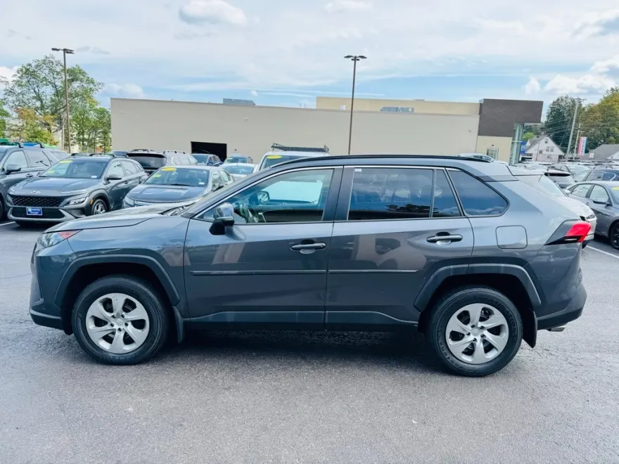 2021 Toyota RAV4 LE photo 1